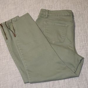 Womens Green Capri with Zipper detailing